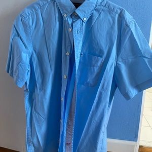 Men’s shirt sleeve button up shirt